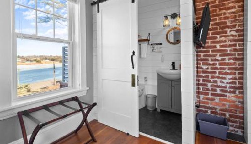 Bathroom - The Olde Anchor Bed & Breakfast