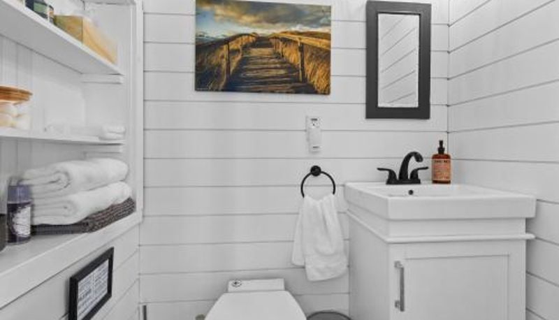Bathroom - The Olde Anchor Bed & Breakfast