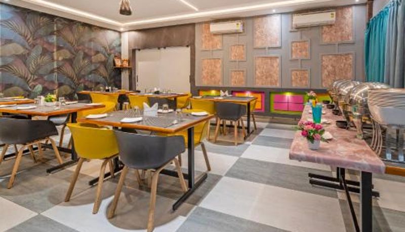 Frühstücksraum innerhalb des Restaurants - Kommadi Treebo Imperia