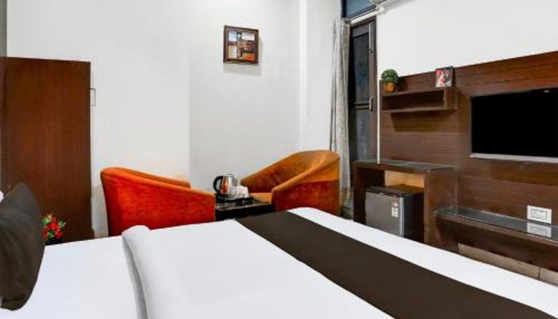 Dreibettzimmer - Collection O by OYO Railway Station Road Near Clock Tower