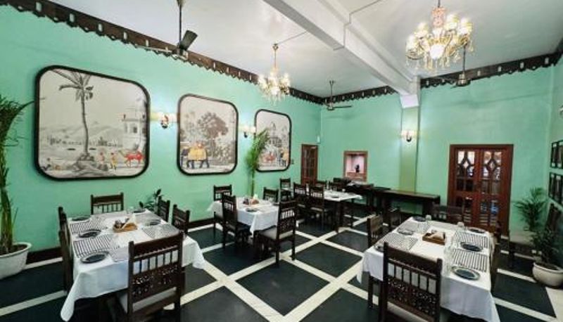 Sala śniadaniowa w restauracji - RAGHVENDRA HERITAGE