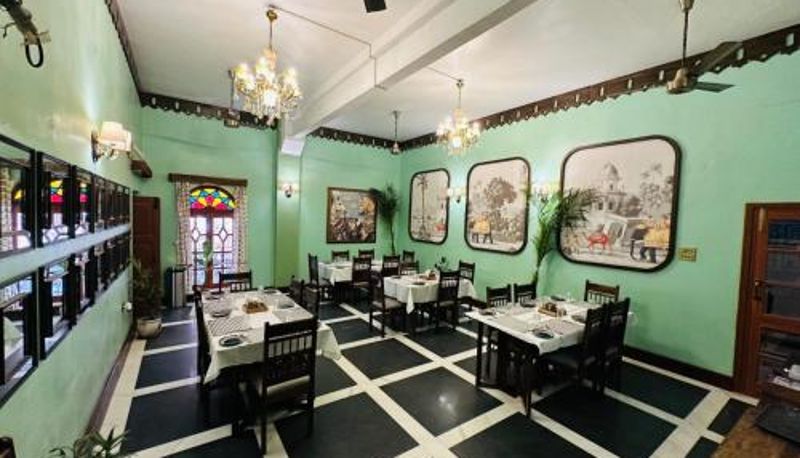 Sala śniadaniowa w restauracji - RAGHVENDRA HERITAGE