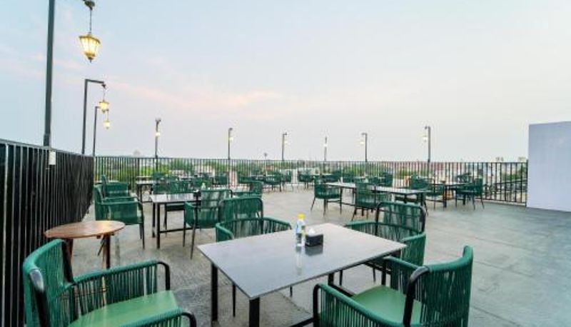 Frühstücksraum innerhalb des Restaurants - Treebo Blu Vvu