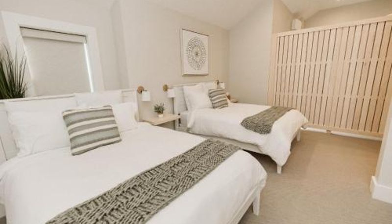 Suite - Grasshopper Inn