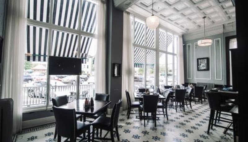 Salle de petit-déjeuner dans le restaurant - The Continental Hotel