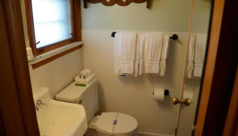 Bathroom - Ludington Blue Spruce Inn