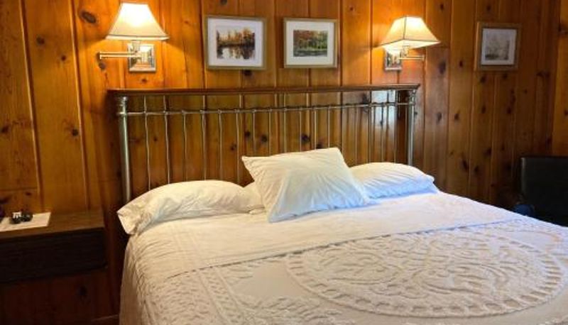 Room - Ludington Blue Spruce Inn