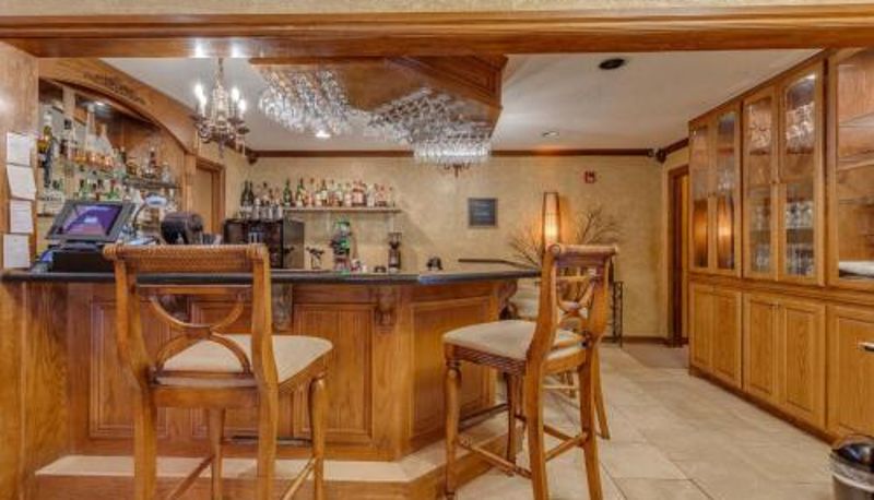 Salle de petit-déjeuner dans le restaurant - The Whispering Pines Inn