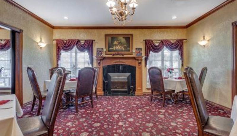Salle de petit-déjeuner dans le restaurant - The Whispering Pines Inn