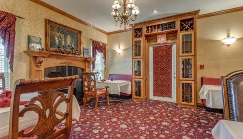 Salle de petit-déjeuner dans le restaurant - The Whispering Pines Inn