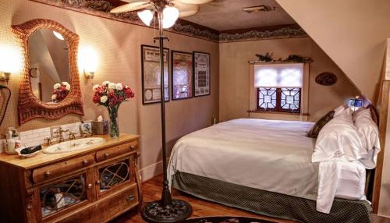 Suite - A Victorian Bed & Breakfast The Queen