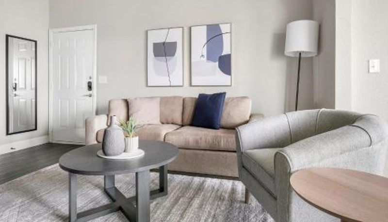 Info - Landing Beautiful 1BD Clubhouse Pool