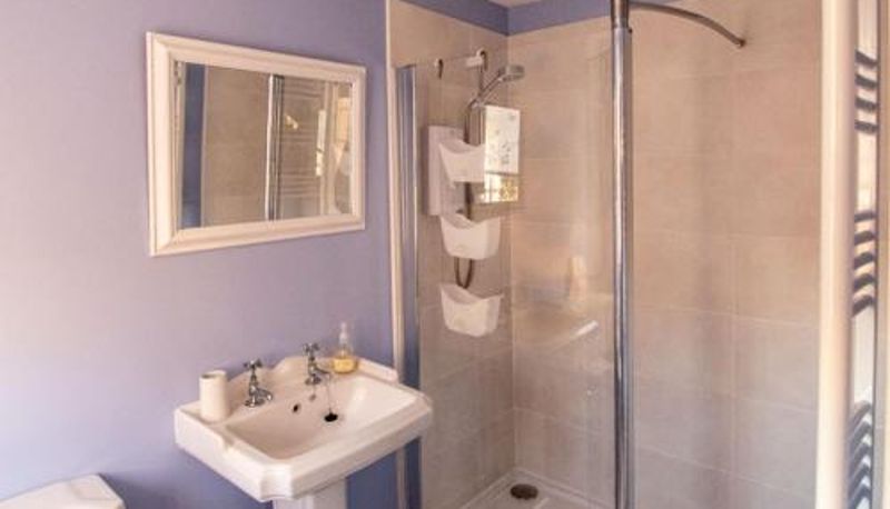Banyo - Red Cottage B&B