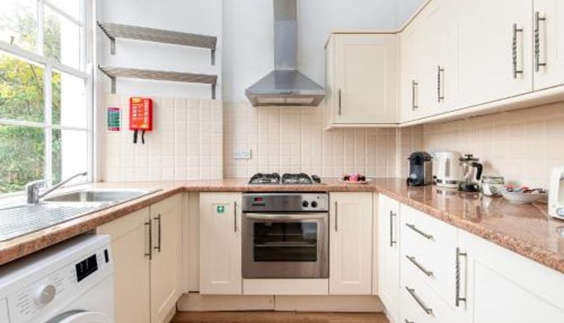Informacje - Central Flat-2Bed-Free Parking-By FabAccommodation