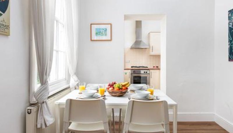 Apartament - Central Flat-2Bed-Free Parking-By FabAccommodation