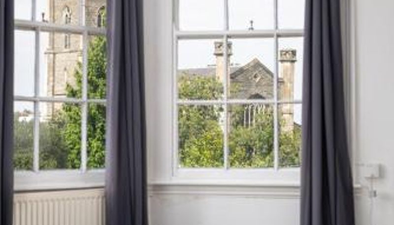 Appartamento - Central Flat-2Bed-Free Parking-By FabAccommodation