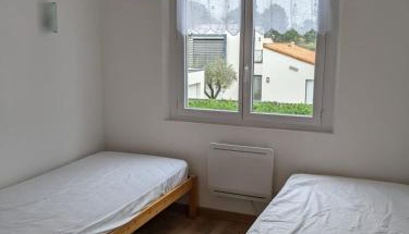 Info - Spacious quiet nest with garden near the sea