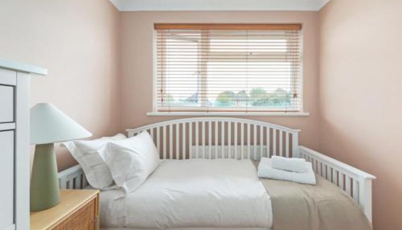 Apartament - Guildford - 4 Bedroom House - Private Parking
