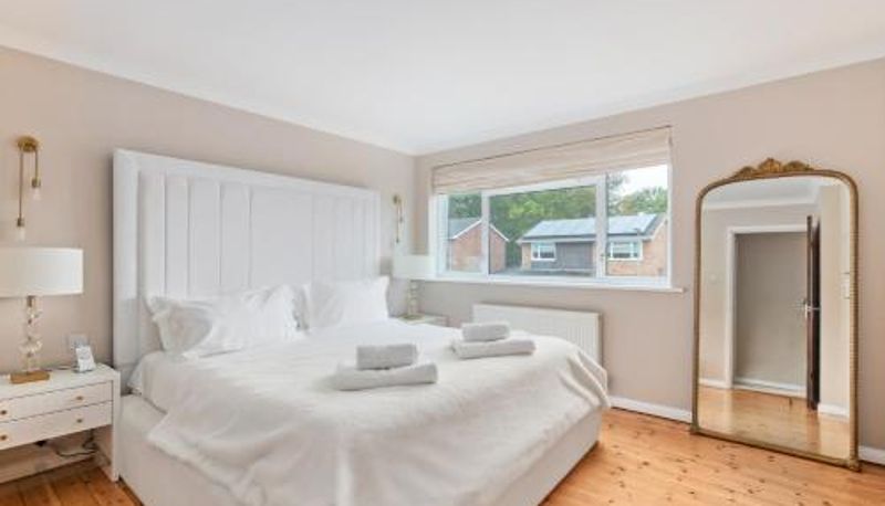 Apartament - Guildford - 4 Bedroom House - Private Parking