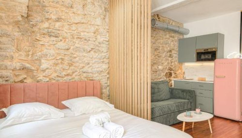 Apartment - Stylish and Pop with Spa Bath