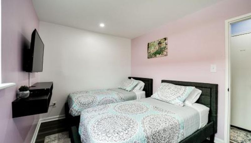 Appartamento - Elegant 4 Bedroom Home with Office and Parking.