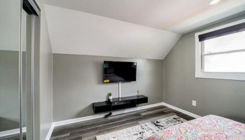 Appartamento - Elegant 4 Bedroom Home with Office and Parking.