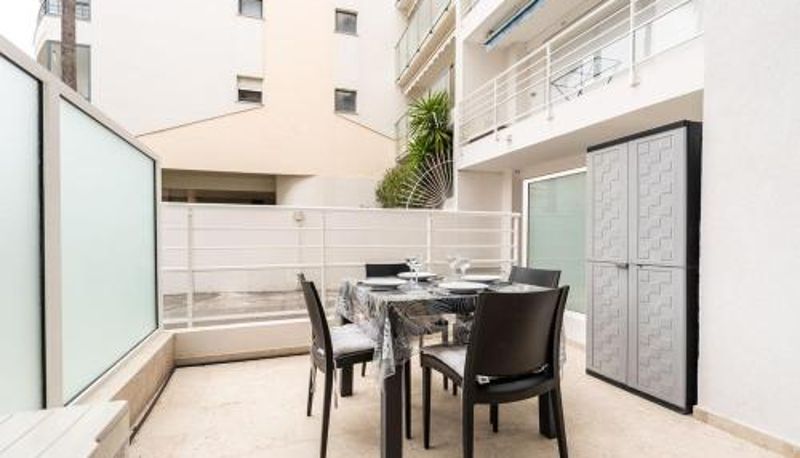 Daire - parfait pour les couples et à deux pas de la Croisette LE ROYAL Studio adorable avec terrasse