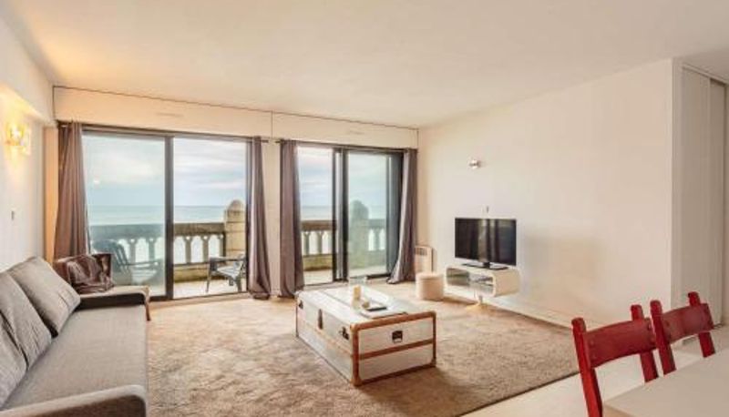 Standard room - Appartement moderne en bord de mer avec balcon et parking