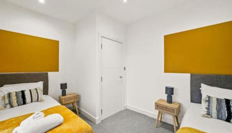 Oda - Long Stay  Wifi  Free Parking 3CB 2 Bedroom Apartment in Swindon