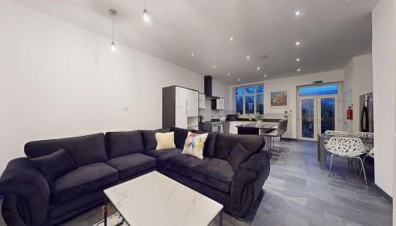 Info - Modern spacious 6 bed in Central Plymouth with Parking