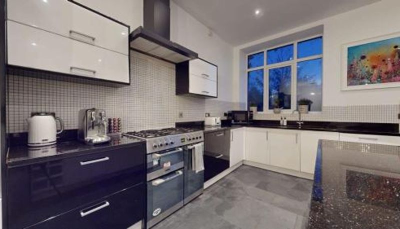 Info - Modern spacious 6 bed in Central Plymouth with Parking