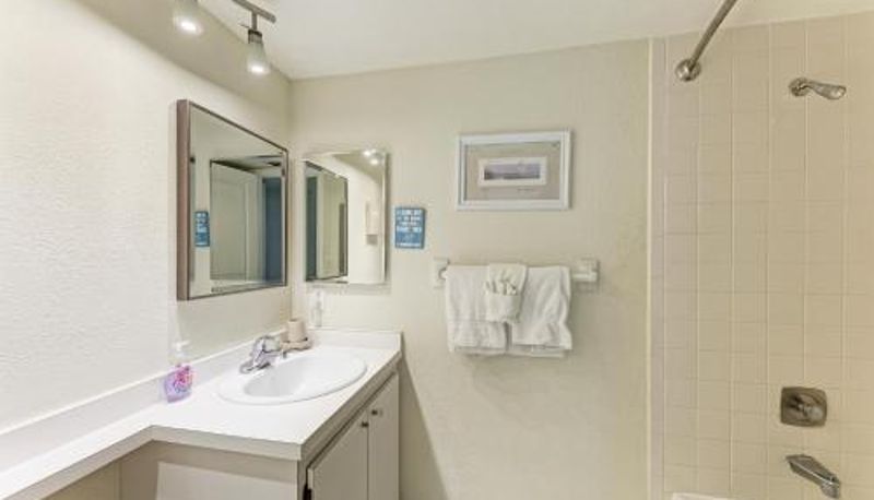 Camera standard - Sea Grape Inn 5- BEACHFRONT Property