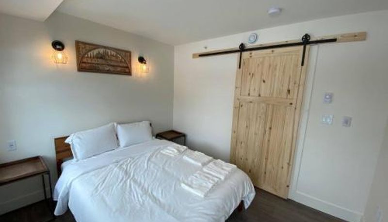 Apartament - Lovely 1 Bedroom Condo with Free Parking And Balcony