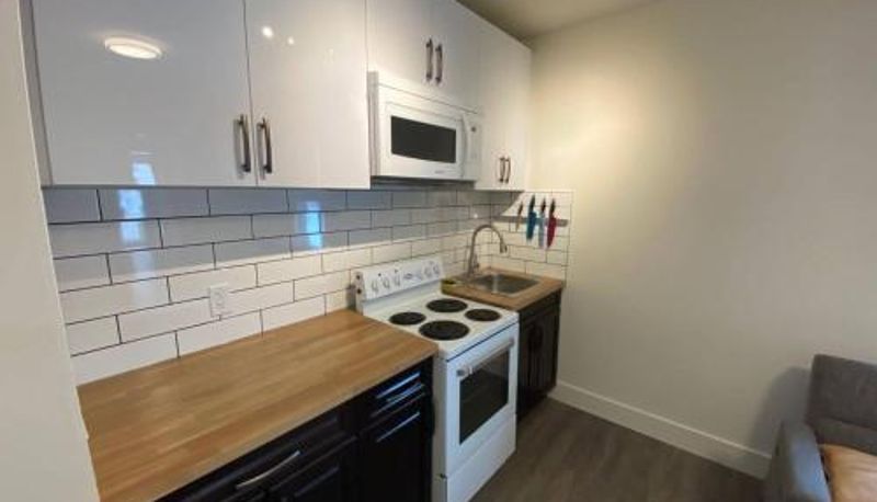 Apartment - Lovely 1 Bedroom Condo with Free Parking And Balcony