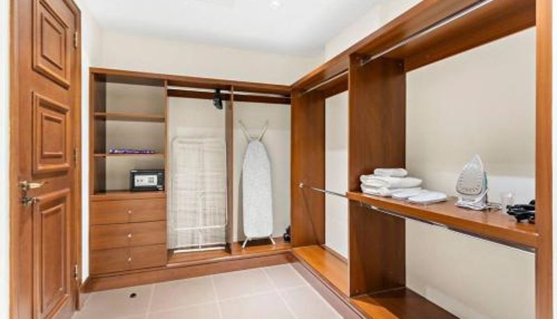 Info - StoneTree - Luxurious 2 BR Apartment in Palm Jumeirah