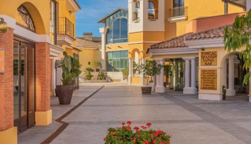 Standard room - Elegant apartment with pool views at La Torre-MO2412LT