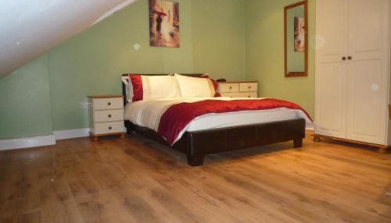 Apartment - Nice 3 Bedroom Apartment - Ealing