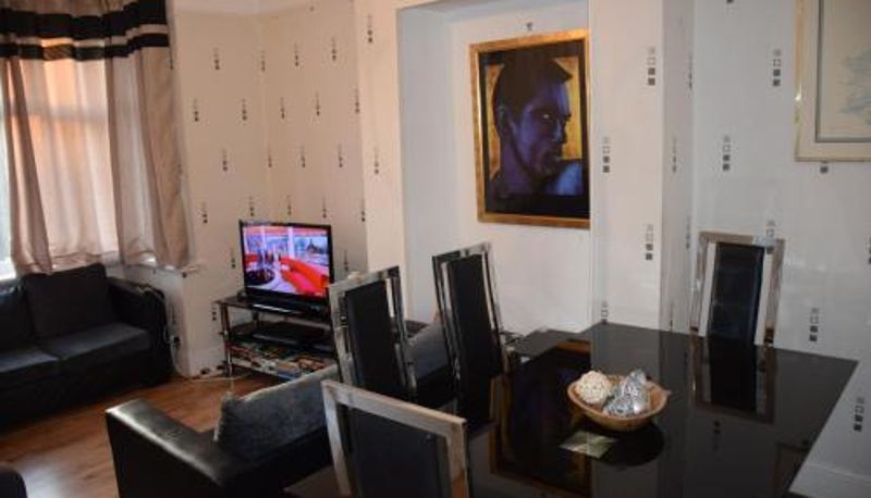 Info - Nice 3 Bedroom Apartment - Ealing