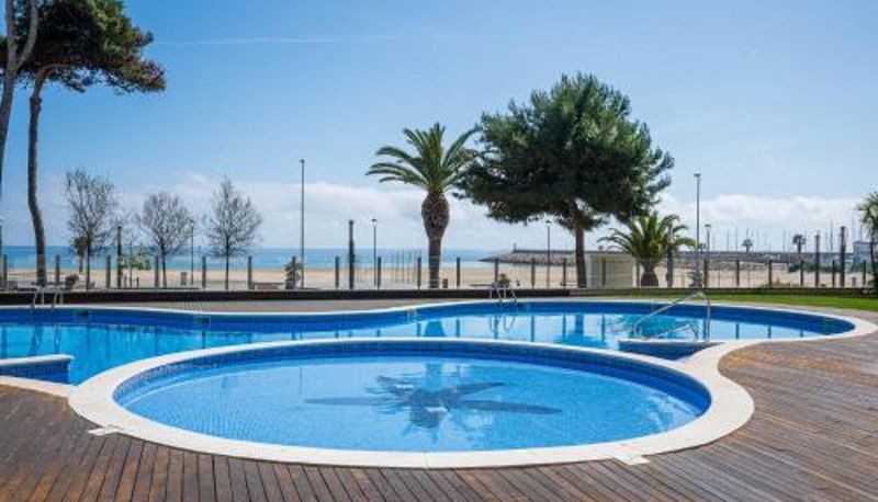 Información - completamente equipado AT062 Planta baja en 1ra línea con salida a la piscina
