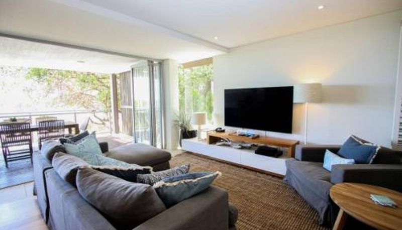 Info - Waves 8 - Beachfront with pool