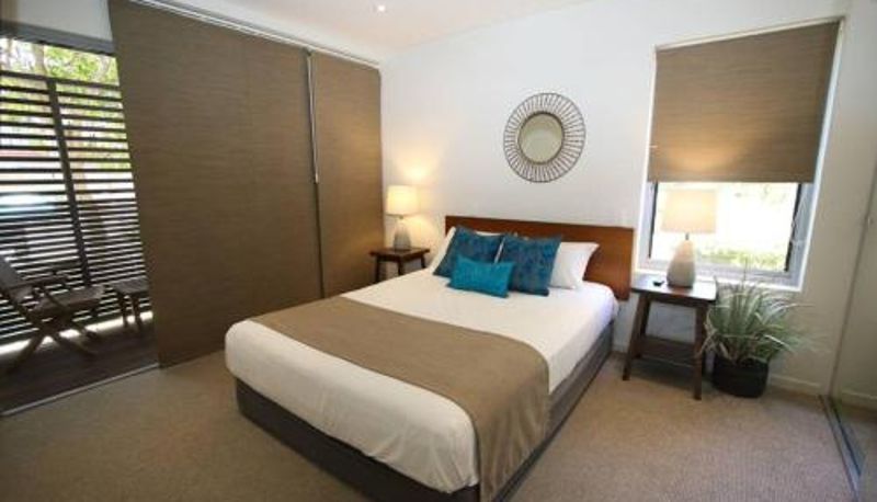 Info - Waves 8 - Beachfront with pool