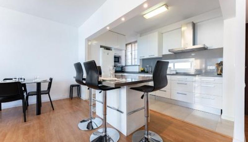 Daire - 2 Bed 1 Bath Very Bright Apt