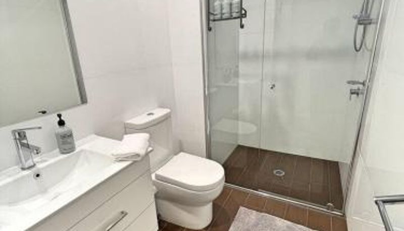 Standart oda - Bright 1BD with Private Office - Braddon