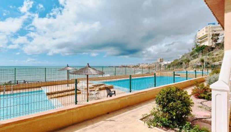Standart oda - Espanhouse Martina First line sea view apartment with pool