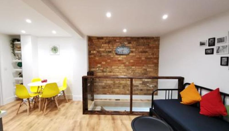 Apartament - 4 sleeps and travel cot- close to beach and restaurants