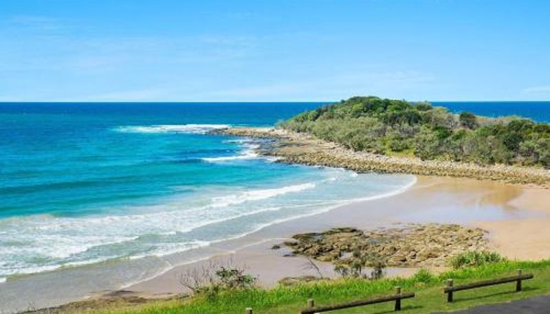 Apartment - Boorolong 1 - Beachfront Apartment with Convent Beach Views - Holiday Yamba