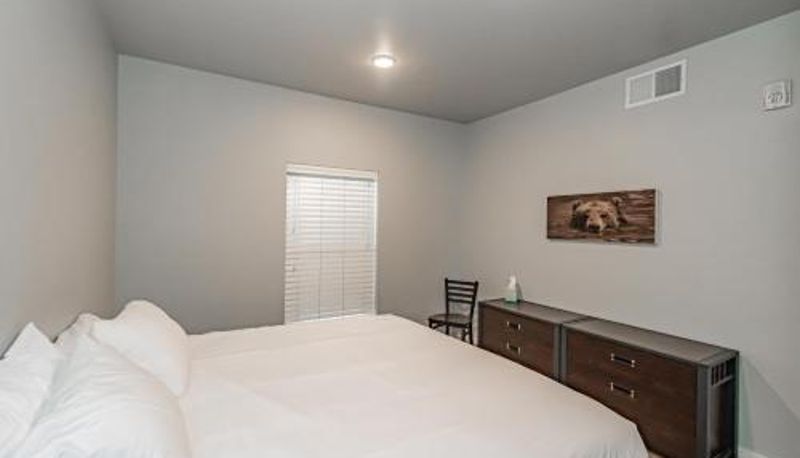 Apartment - Bringham's Mill Apartments Perfect for Groups Full Kitchen Gym and Free Parking