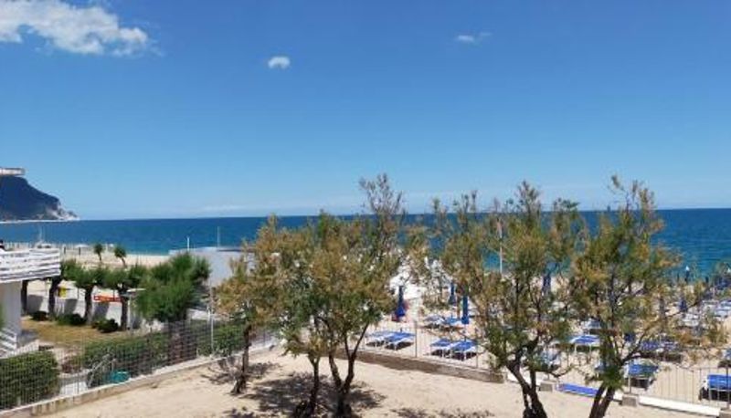 Info - P313 nr 106 trilocale sul mare con ombrellone in prima fila