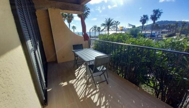 Info - proche St Tropez  terrasse  wifi  climatisation  studio neuf face à la plage Marines de Cogolin