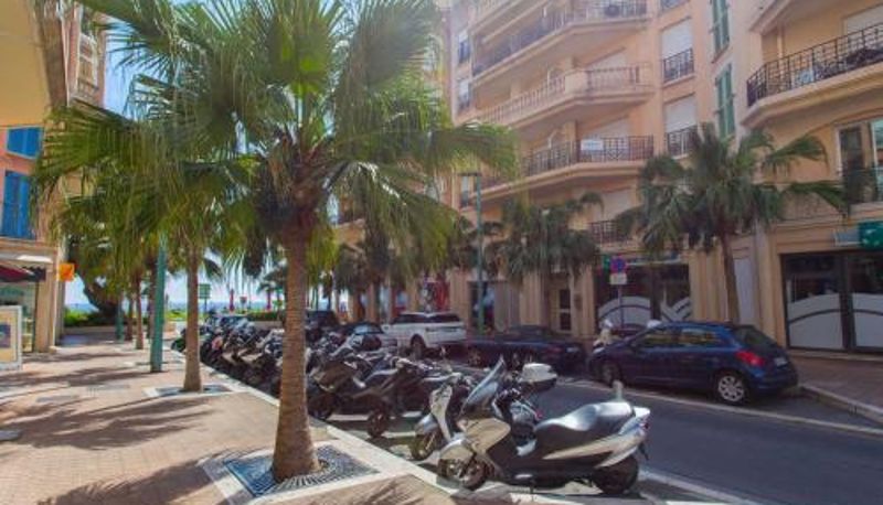 Info - piscine et spa en centre-ville à Menton  parking Grand 2P face mer avec balcon